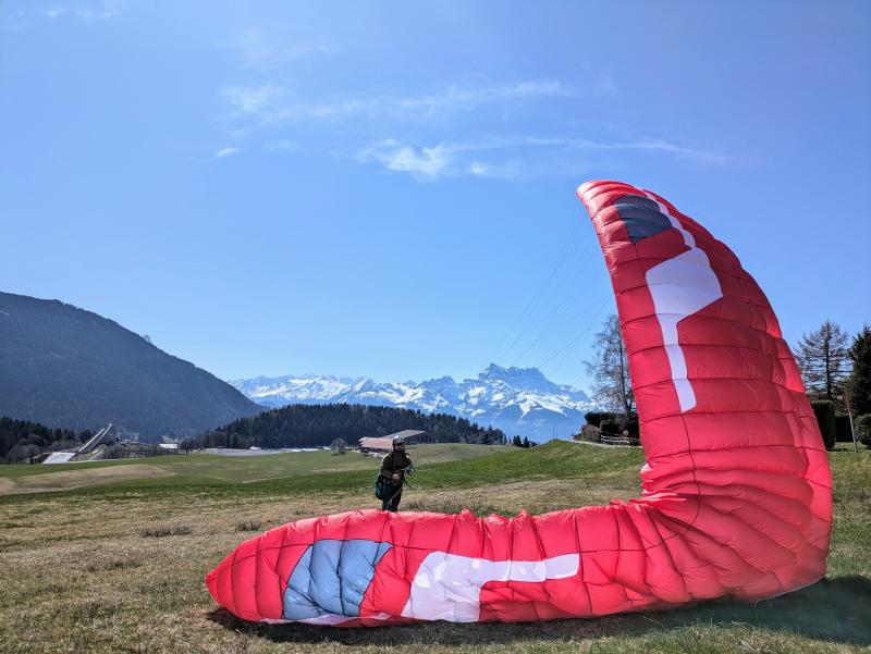 Thalia Paragliding - Landing zone - summer - Leysin