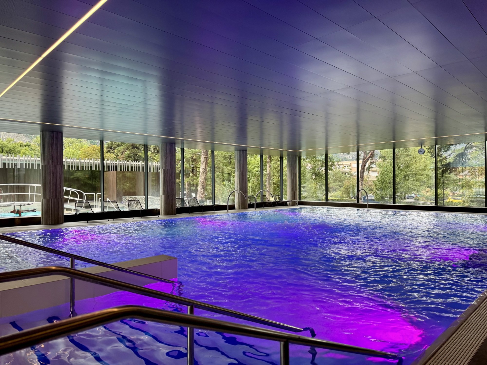 Der Innenpool, in dem die Wassergymnastikkurse stattfinden, bietet einen Panoramablick und eine beruhigende, helle Atmosphäre.