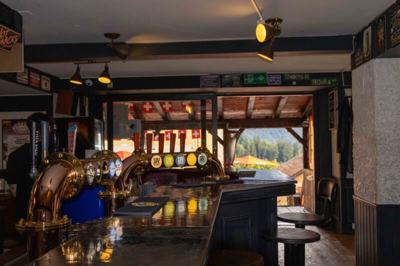 L'Embuscade – Bar und Bierzapfanlagen – Sommer – Leysin