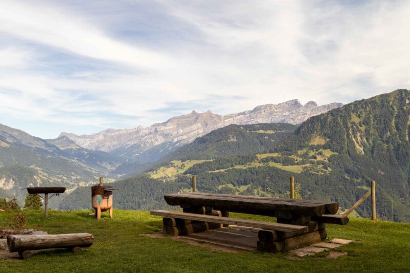 Le Réservoir - Table pique-nique et vue - Leysin - été