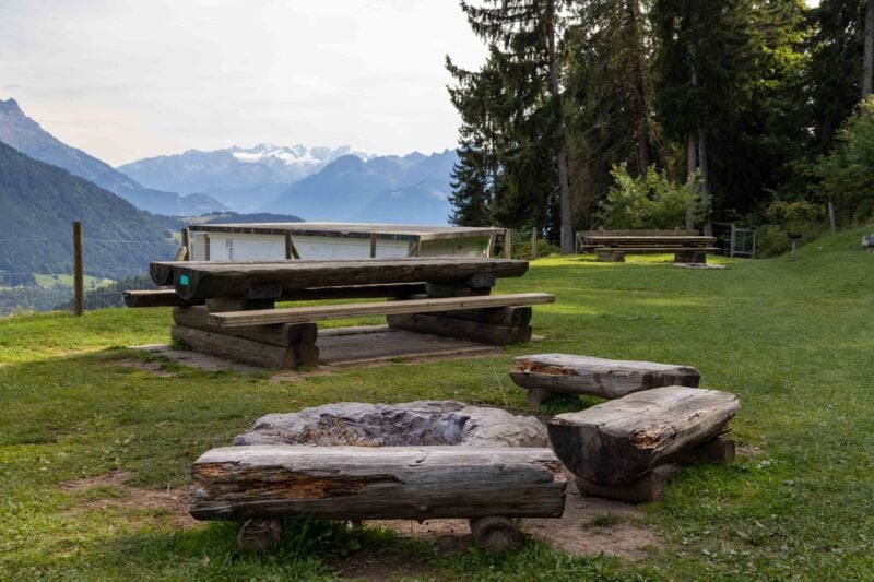 Le Réservoir - Table de pique nique et foyer - Leysin - été