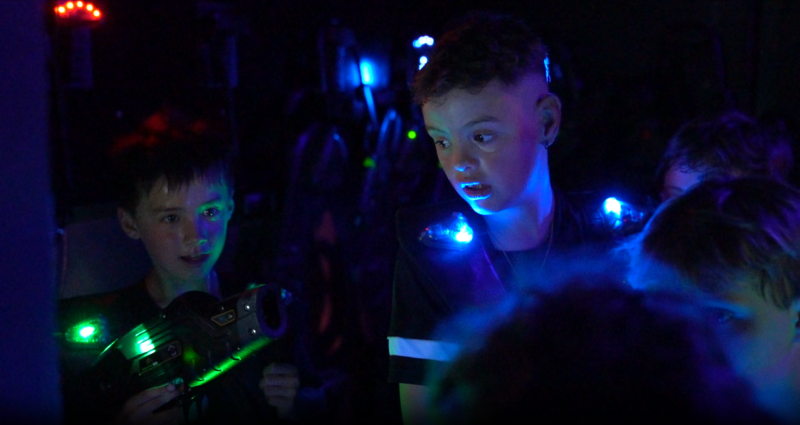 Enfants jouant au Laserland