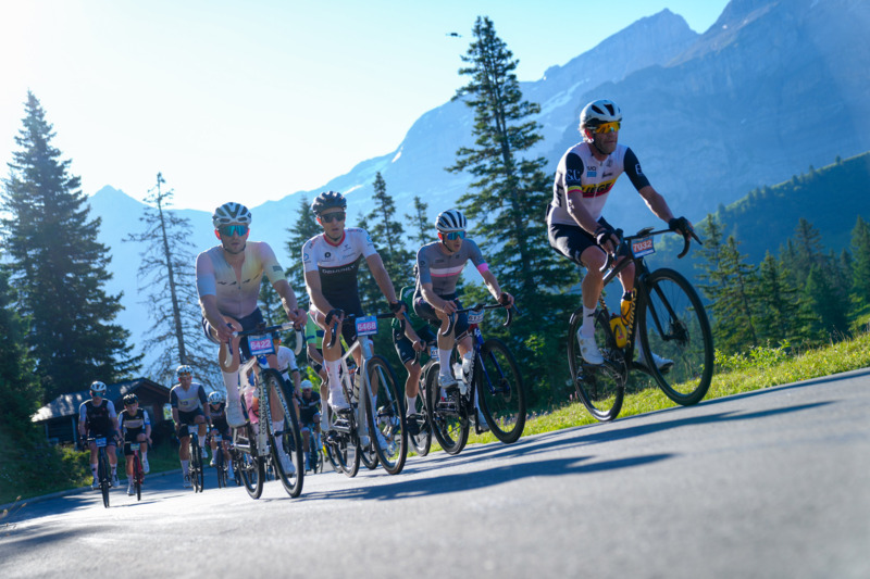Plusieurs personnes à vélo dans une montée