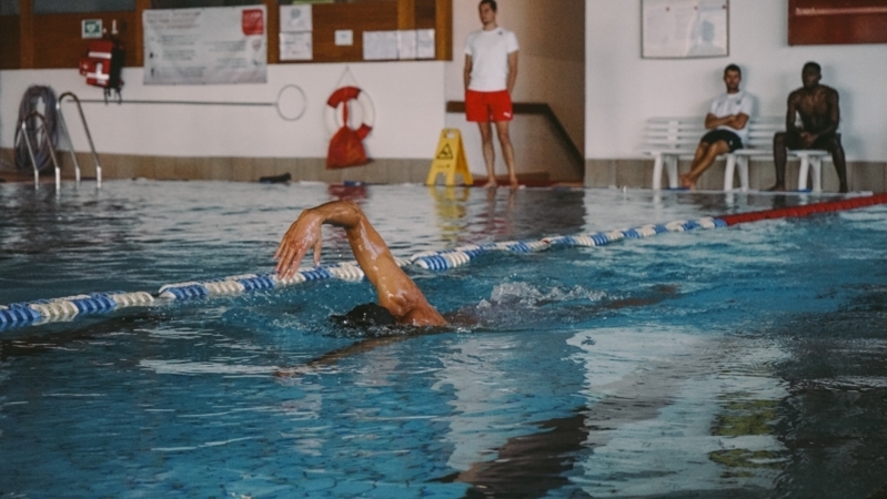 Schwimmen am Hallenbad - Leysin