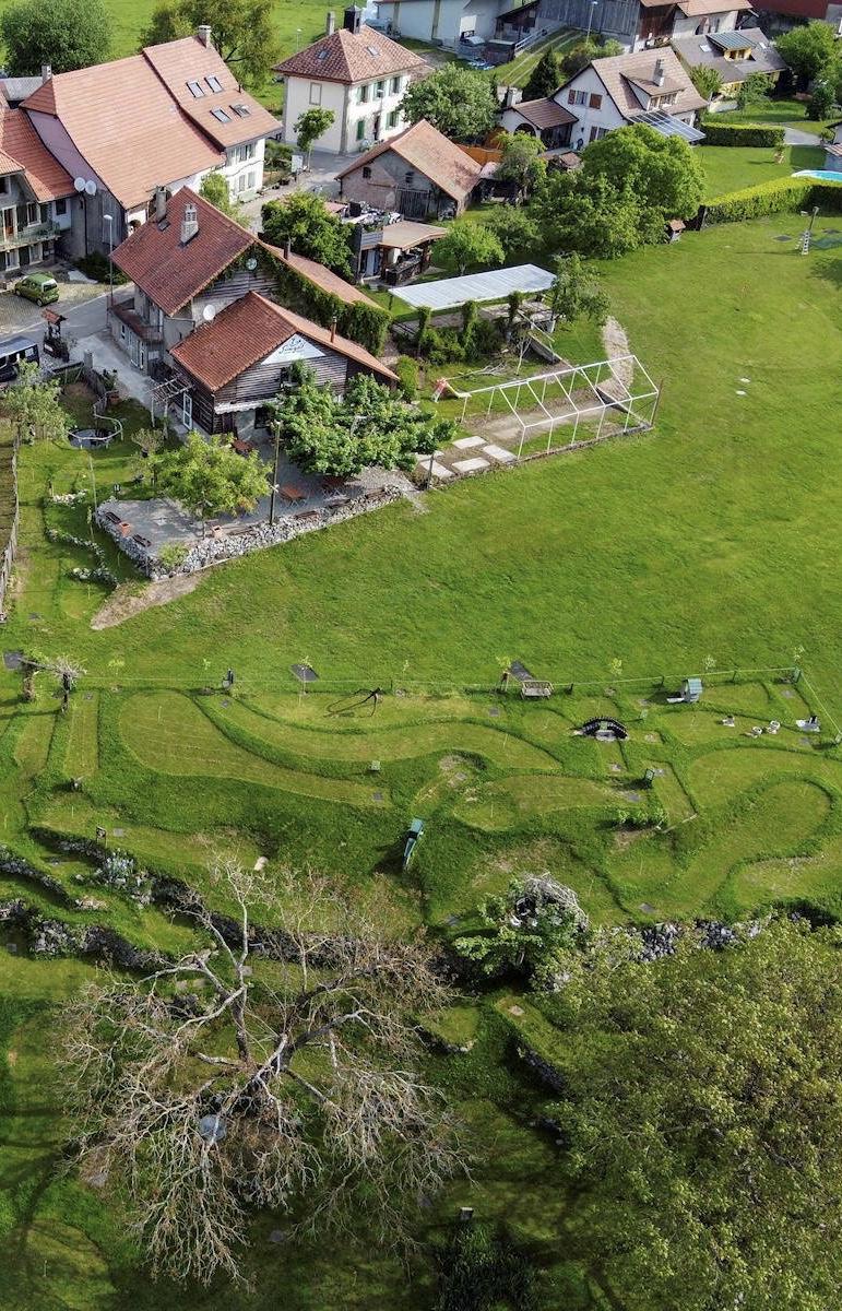 Loiris-a-la-Ferme_Minigolf-Cremin-vue-ferme