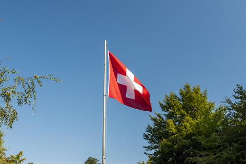 Drapeau suisse-MOUDON_ciel bleu