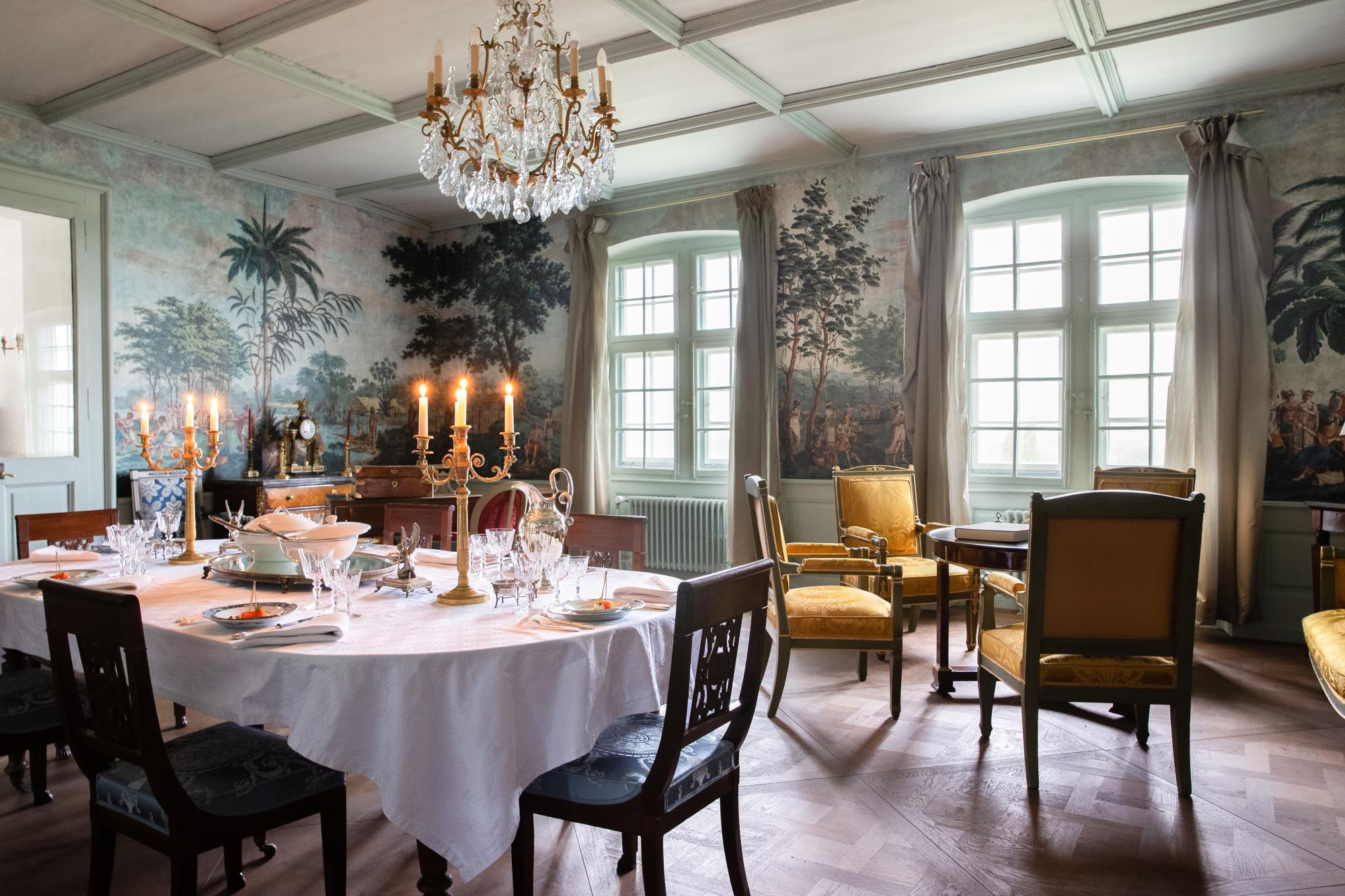 MARNAND-Chateau salle a manger 1er etage table dressee vue ensemble