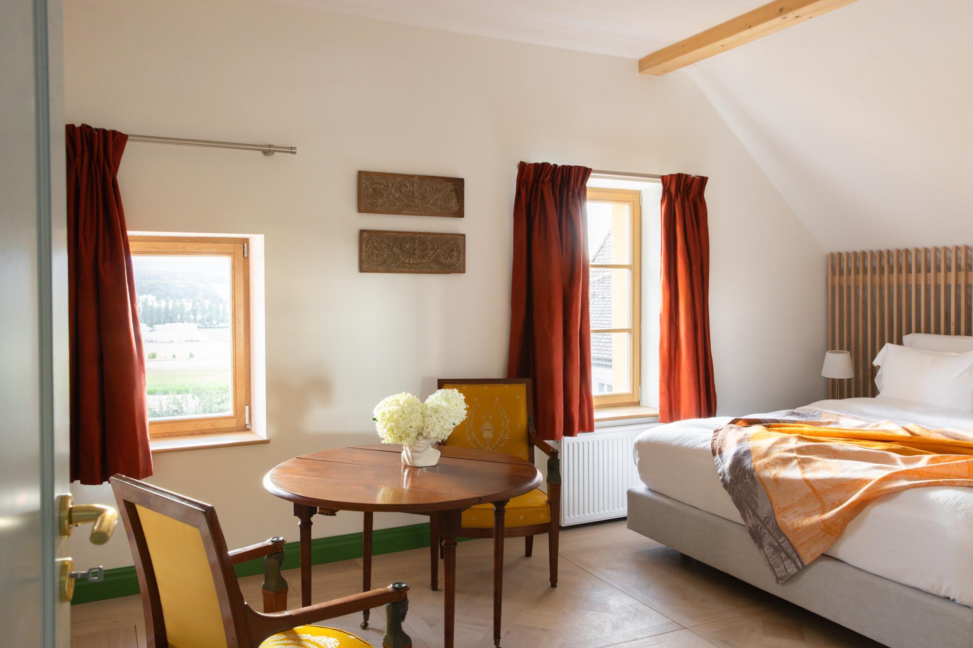 MARNAND-Chatelet grand appartement chambre a coucher avec sdb