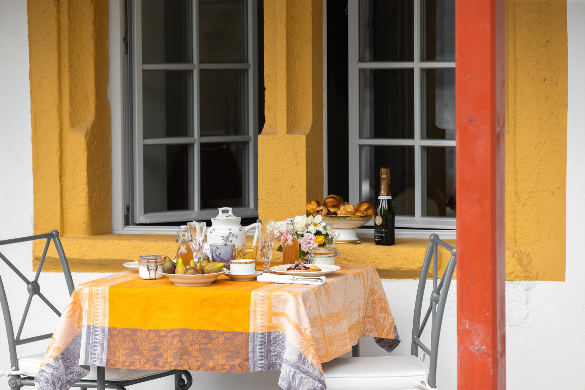 MARNAND-Chatelet petit dejeuner sur la terrasse