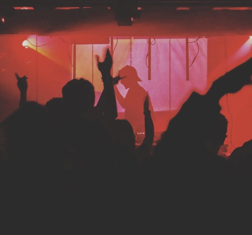 MOUDON_les-Prisons-concert-techno