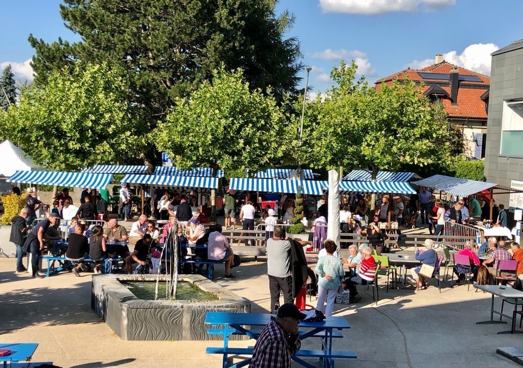 Carrouge_marché Charme_place_2022.jpg