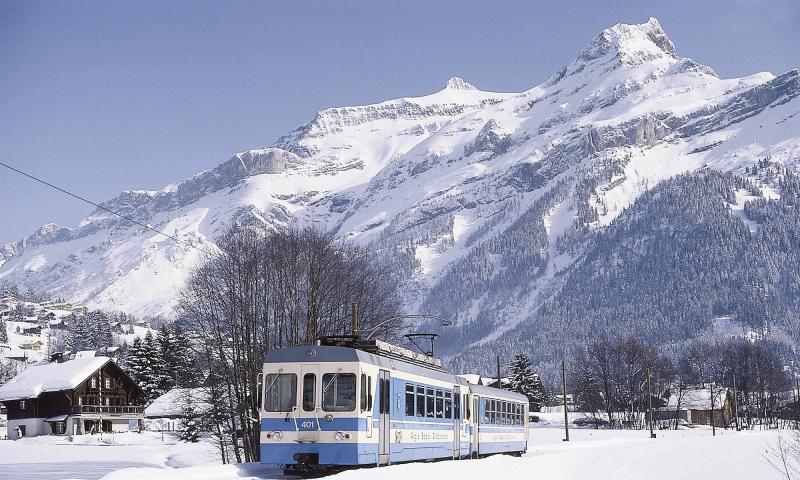 Train ASD et massif - Diablerets - Hiver