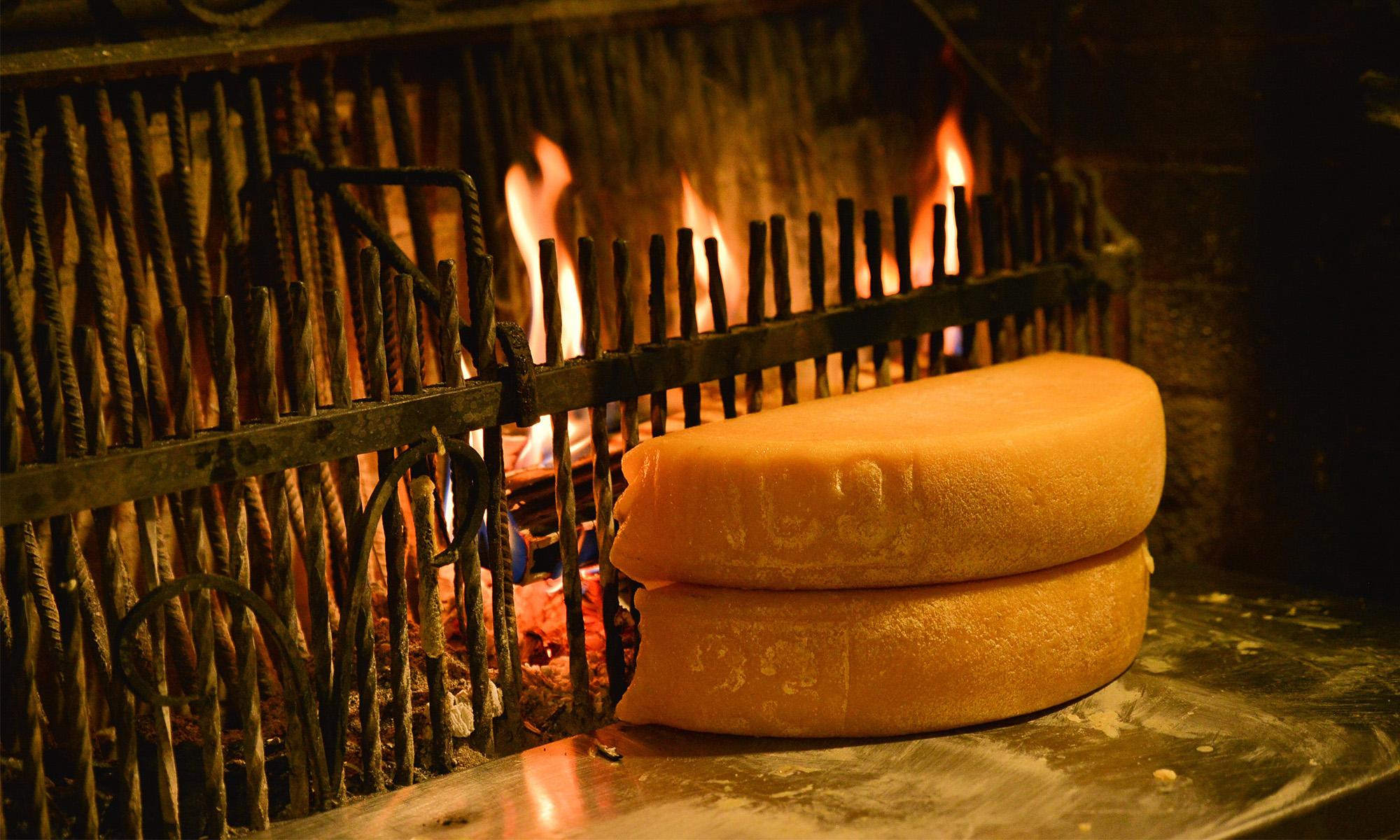 La raclette au feu de bois au Vieux Villars