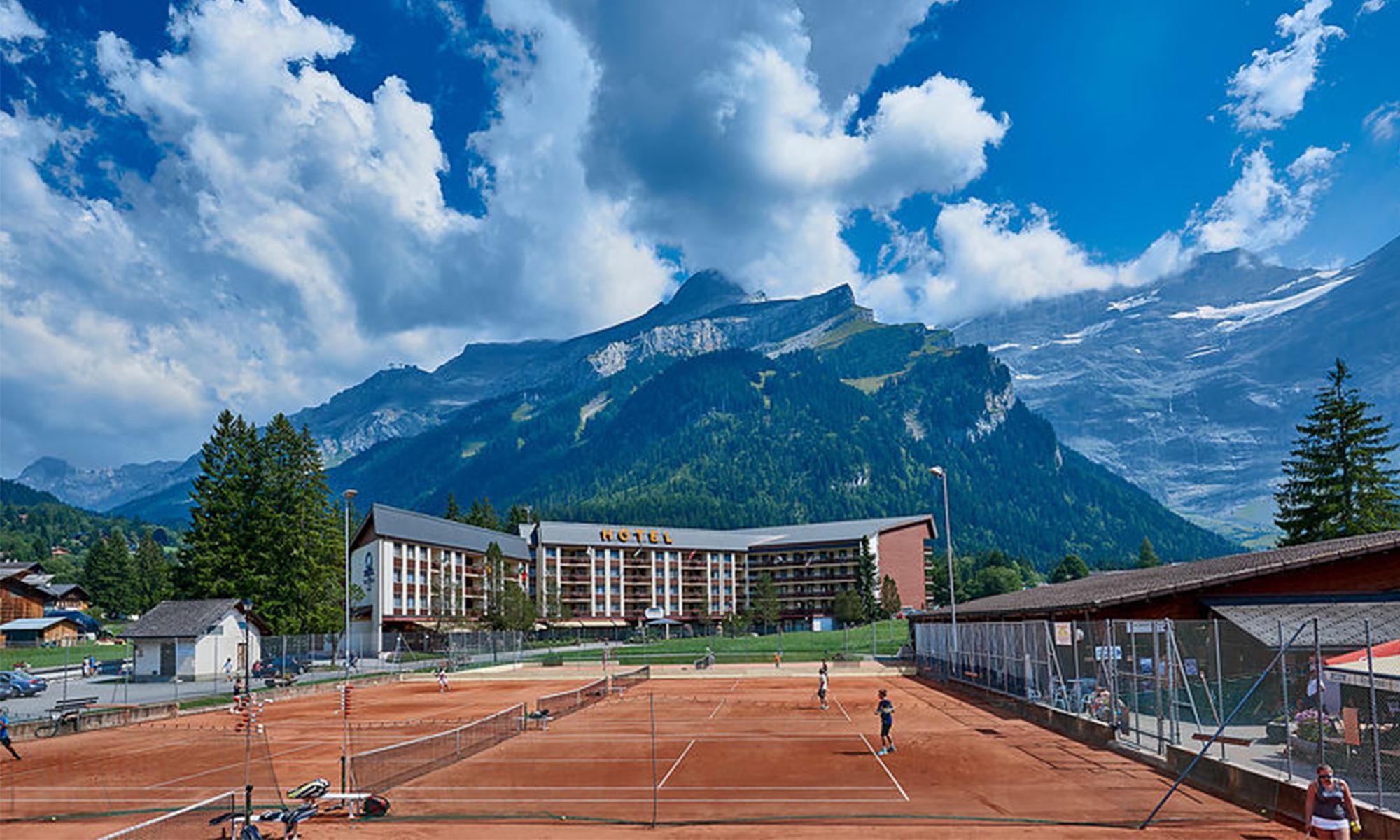 Extérieur et tennis - Diablerets - été - Eurotel Victoria Les Diablerets