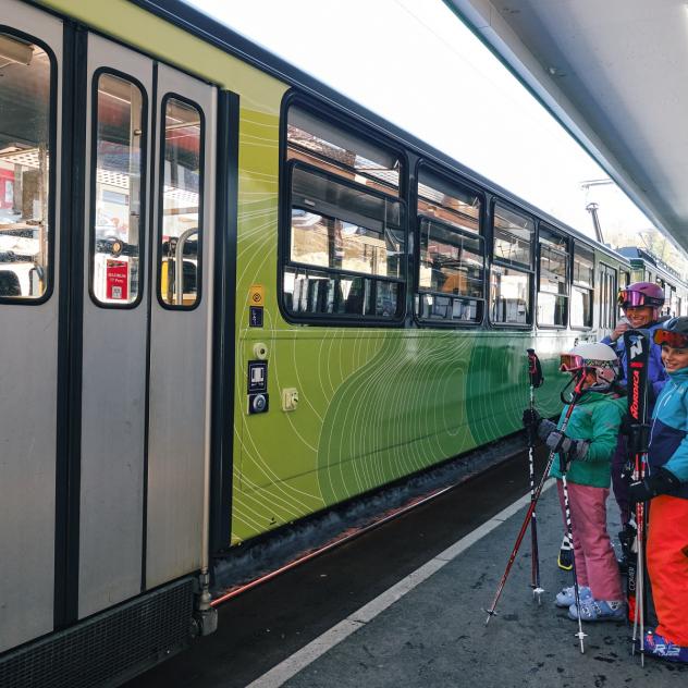 Train R74 Villars, station - Villars, Roche Grises (BVB)