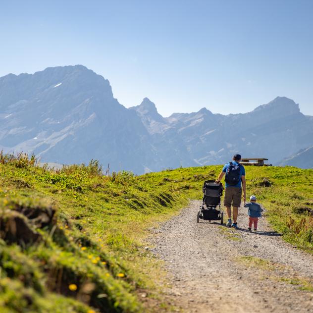 Bretaye - Lac des Chavonnes über einen Schotterweg