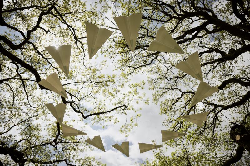 Montage de la triennale Bex & Art dans le parc de Szilassy, le 2 mai 2023 à Bex. (© Gabriel Monnet)