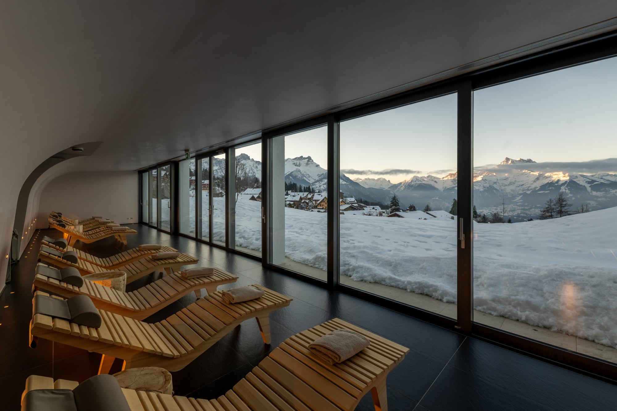 Relaxation room facing the Dents du Midi at the Kaea Villars Alpine Spa 