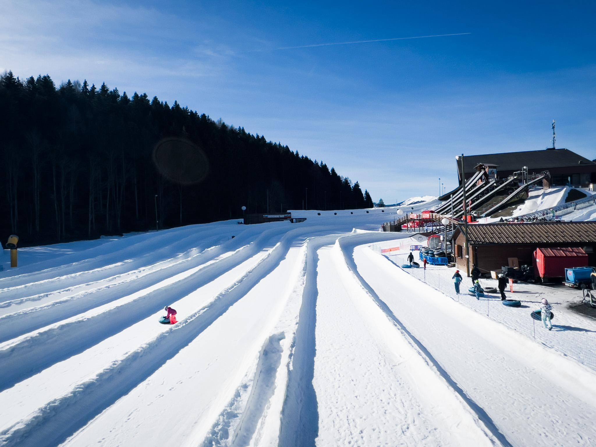 Gefrorene Rutsche und Fondue in einem Iglu