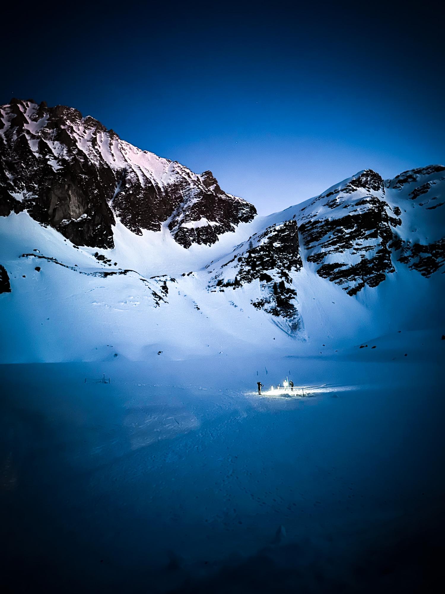 Les plongeurs ressortent du lac Lioson à la tombée de la nuit