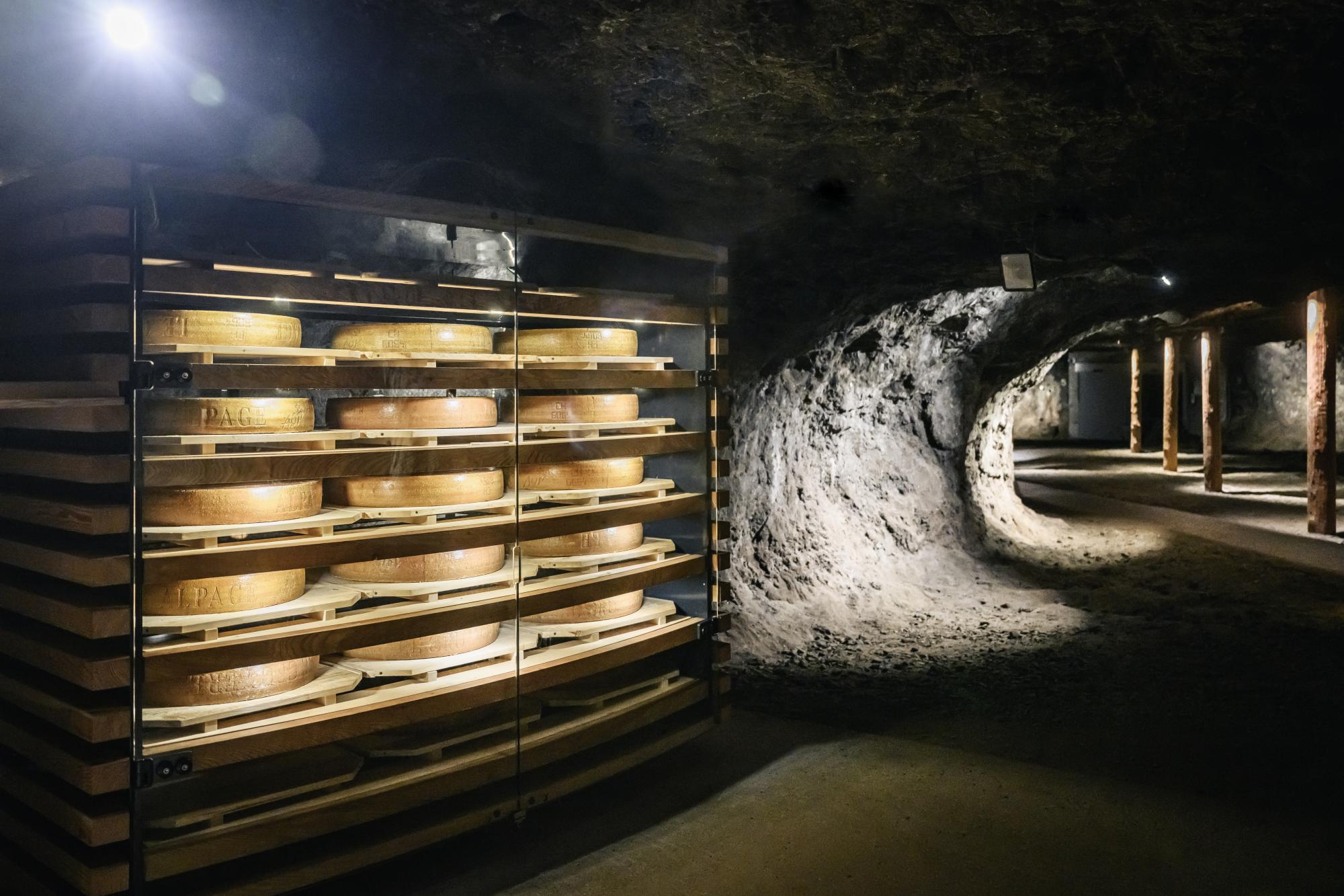 Les meules de Gruyère AOP au coeur de la montagne