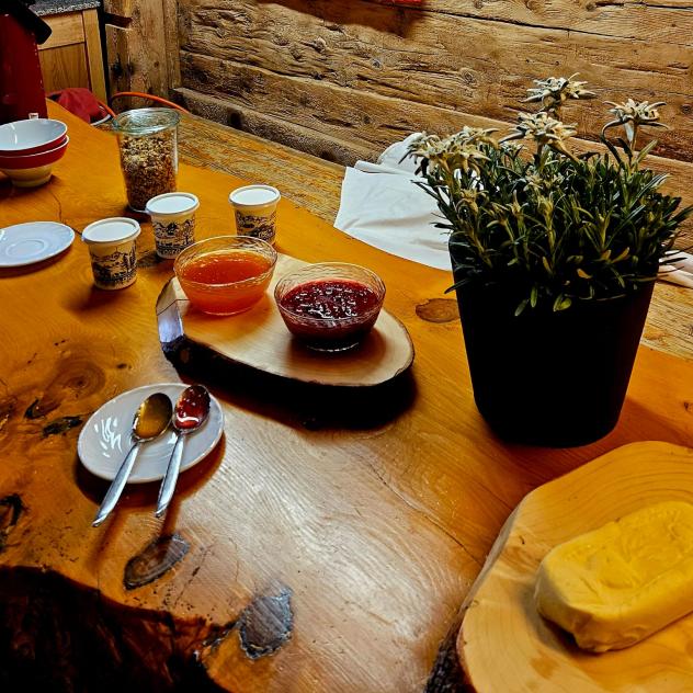 Breakfast at Col de la Croix + visit to a cheese dairy