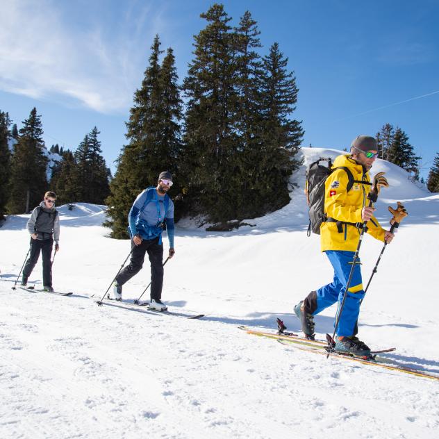 Initiation en groupe au ski de randonnée avec la VSS