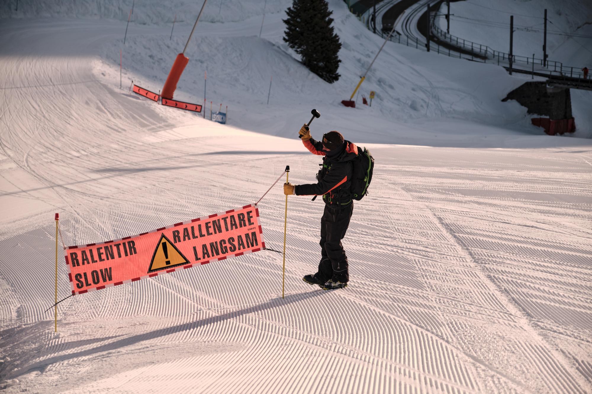 Nicolo sichert eine Piste im Skigebiet Villars - Gryon - Les Diablerets