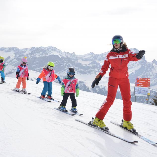 Group ski & snowboard lessons with ESS Villars