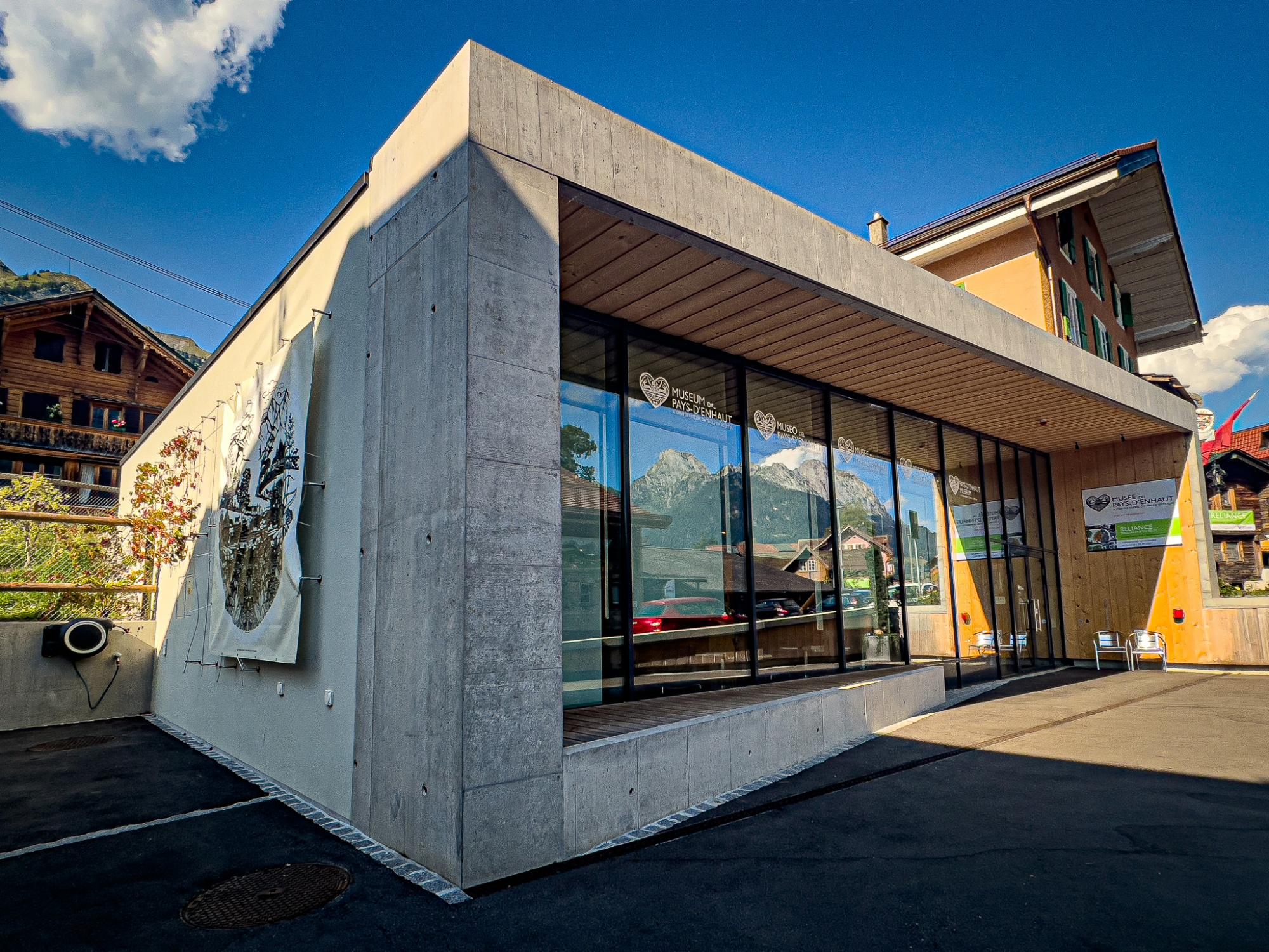 L’entrée du Musée du Pays-d’Enhaut et du Centre Suisse du Papier Découpé 