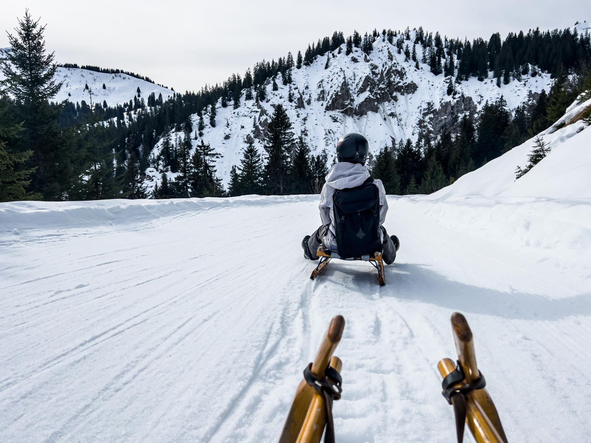 Une large piste et des paysages à couper le souffle