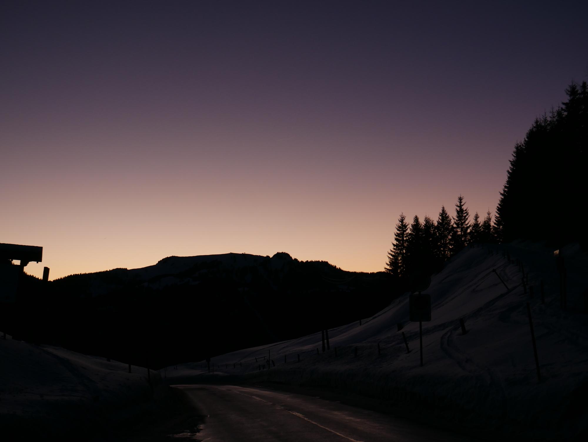 Le coucher du soleil sur le sentier 