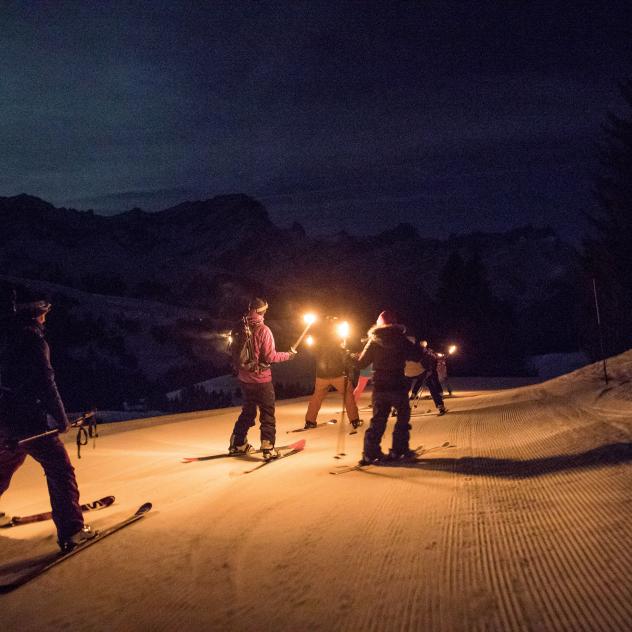 Essen in der Hütte und Fackelabfahrt
