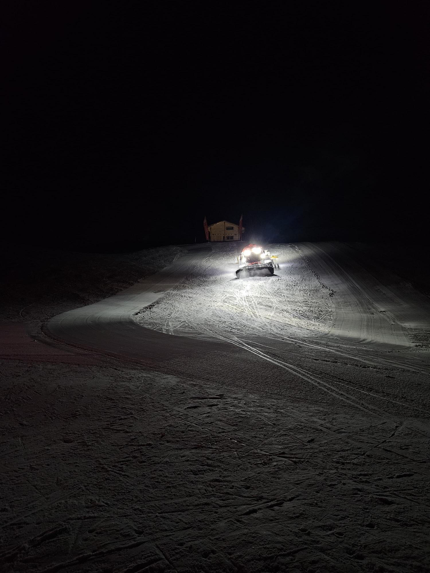 Le balai des dameuse interdit les randonneurs de redescendre à ski !