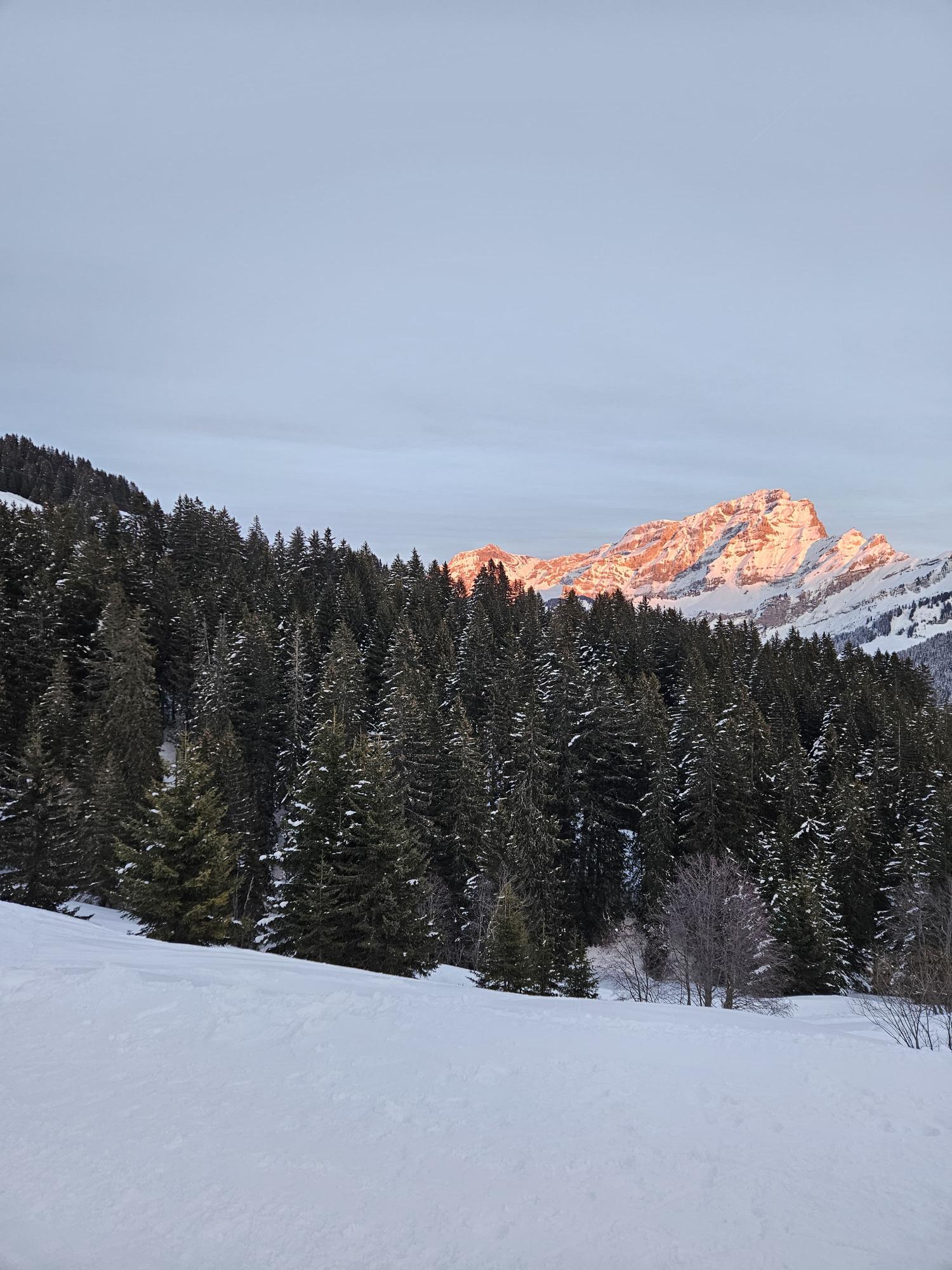 Nous admirons un merveilleux coucher de soleil sur les montagnes environnantes.