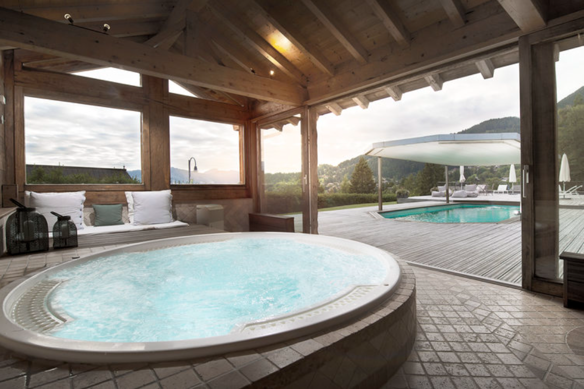 Jacuzzi and pool at Mazots du Clos in Villars