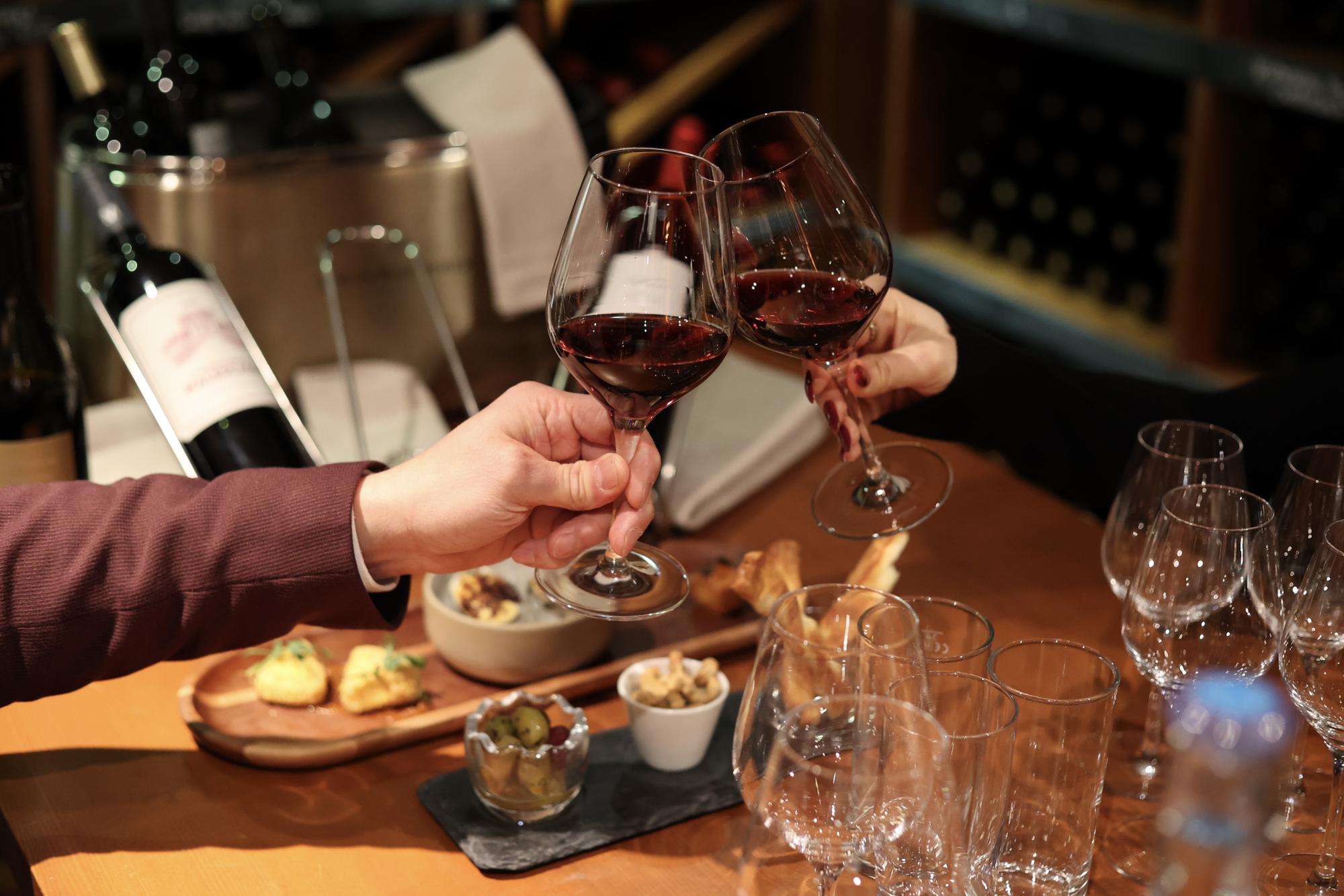 Dégustation de vin au cellier du Chalet RoyAlp Hôtel & SPA