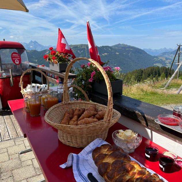 Votre matinée yoga & brunch aux Diablerets avec Coline