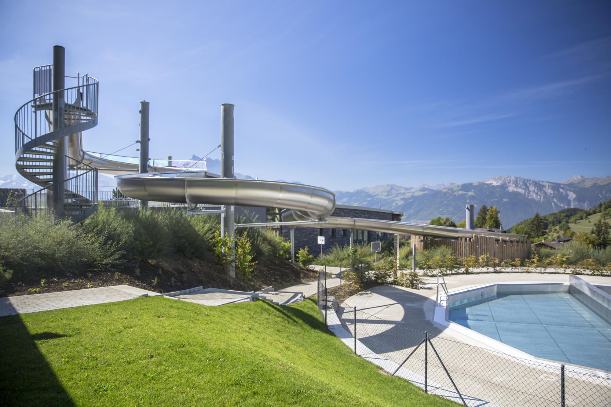 Espaces extérieurs à la piscine de Villars