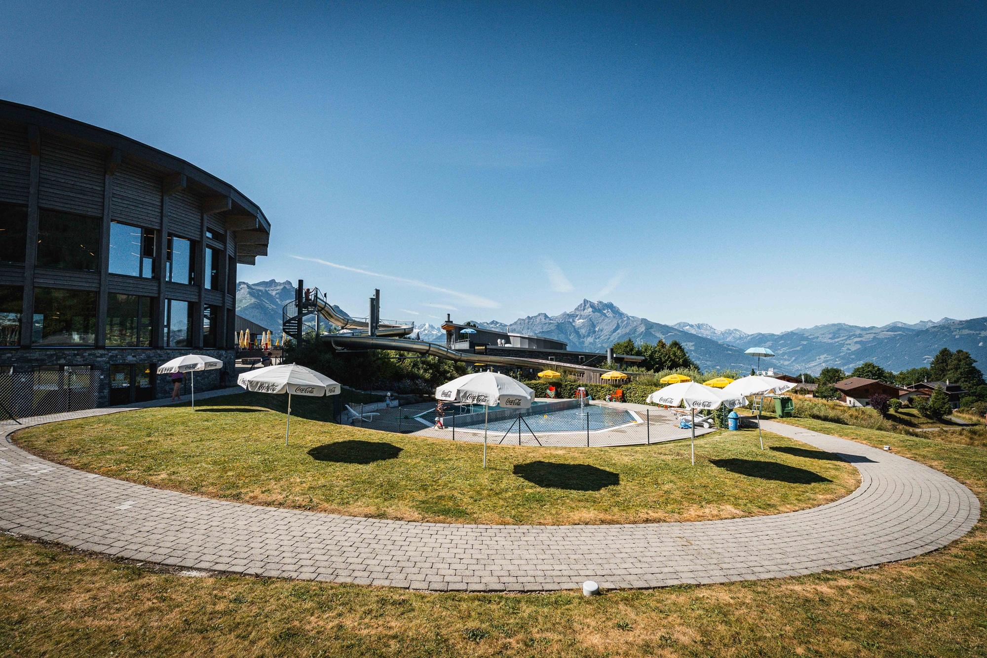 Piscine de Villars - vue sur l'extérieur en été