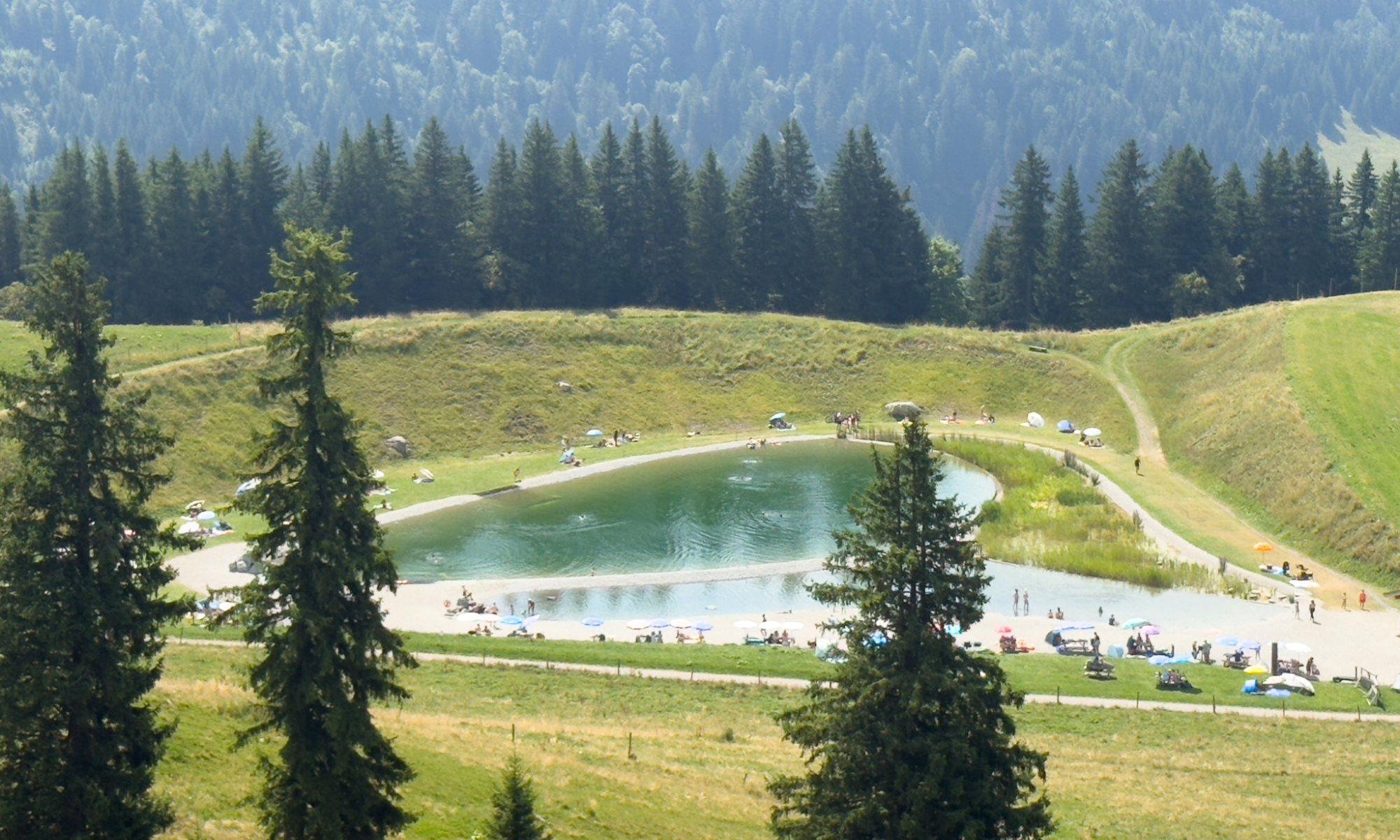 Le lac de Frience, niché au cœur des montagnes des Alpes Vaudoises