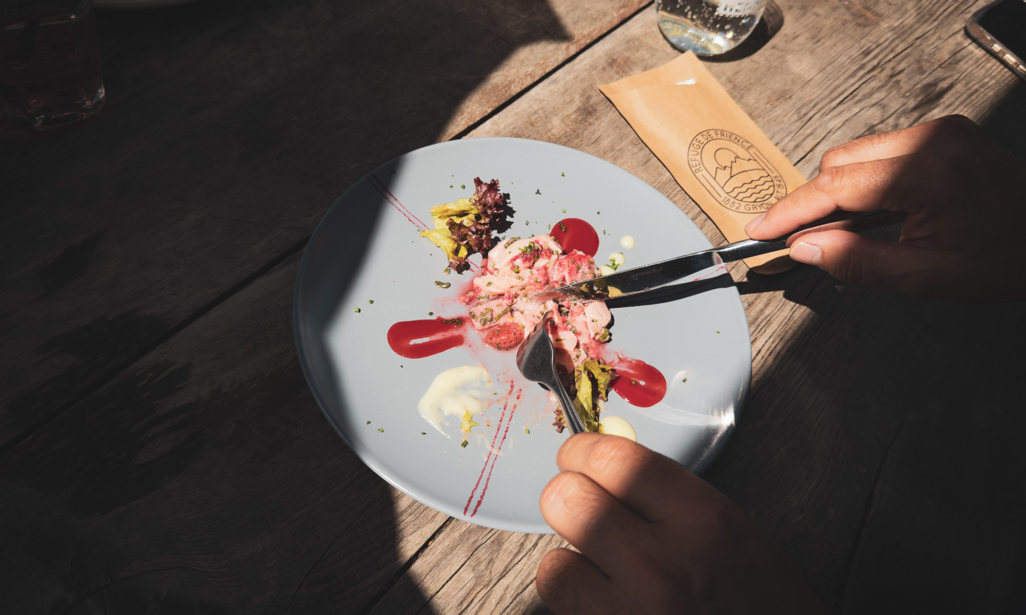 Un plat raffiné savouré en terrasse au Refuge de Frience 