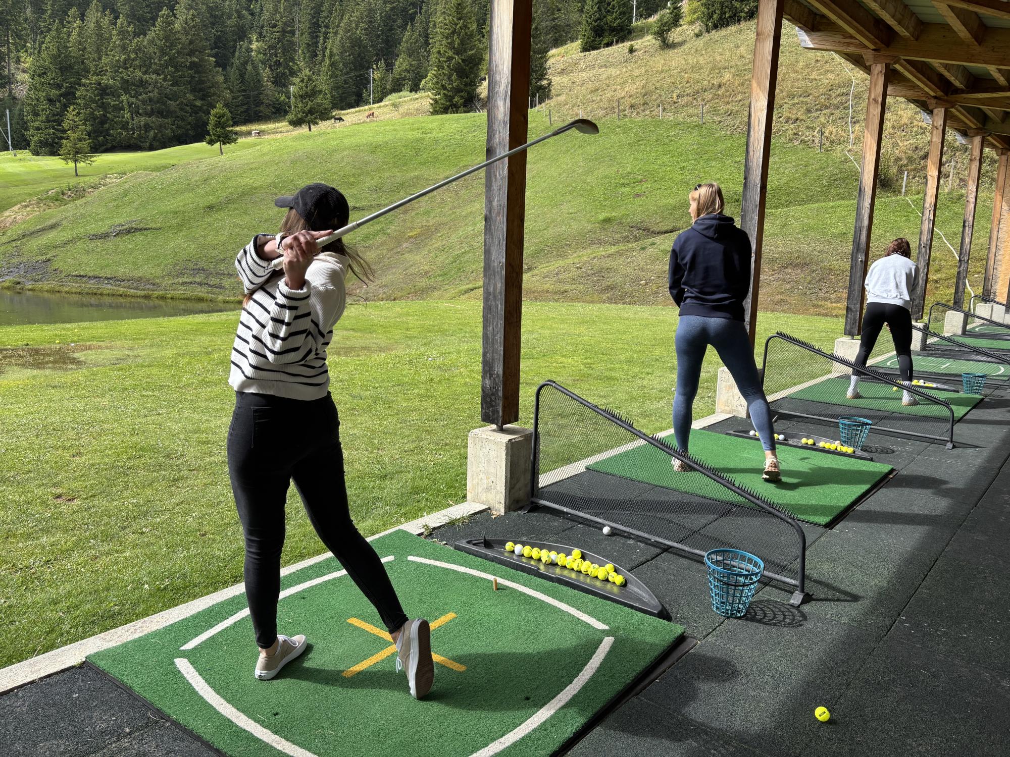 Putting into practice tips for a nice swing on the indoor driving range
