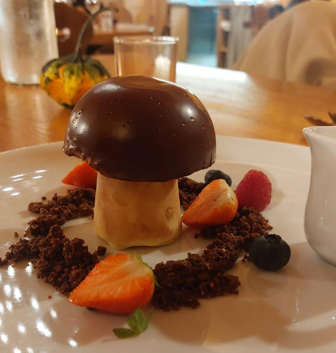 Herbstdessert als Trompe-l'œil im Restaurant „Le Miroir d'Argentine” in Solalex