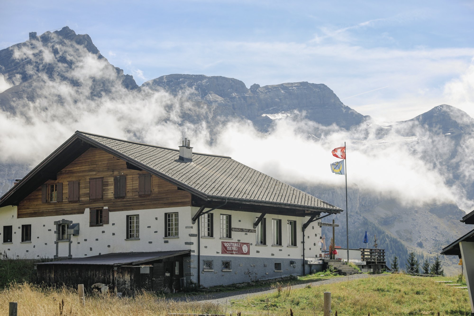 Splendid arrival at the Isenau Terrace with the glacier in the background