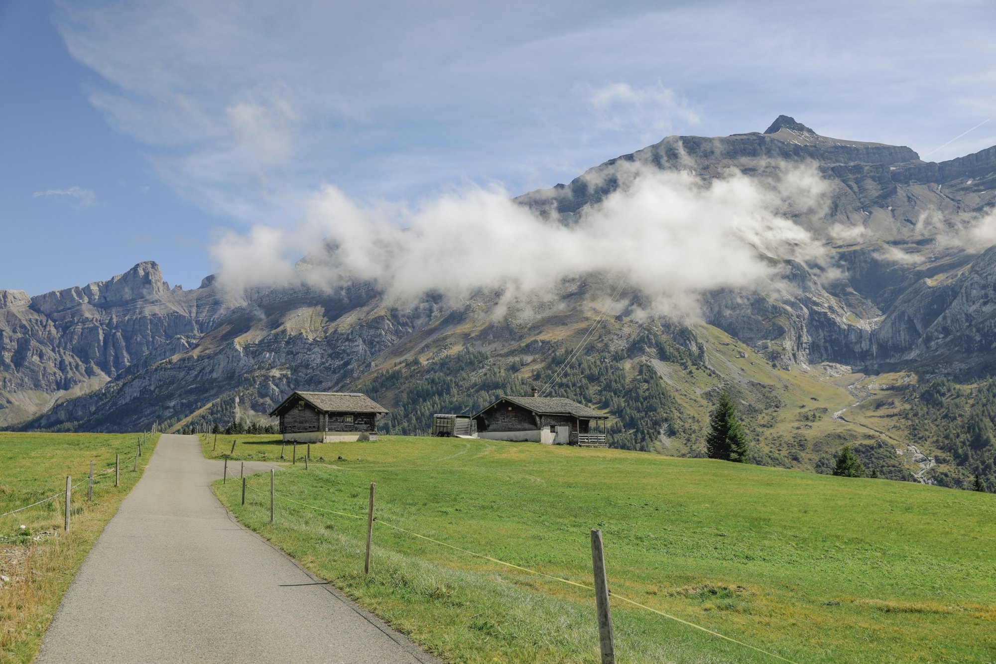 If you wish to avoid the technical section, take the Route des Moilles, which is much easier.