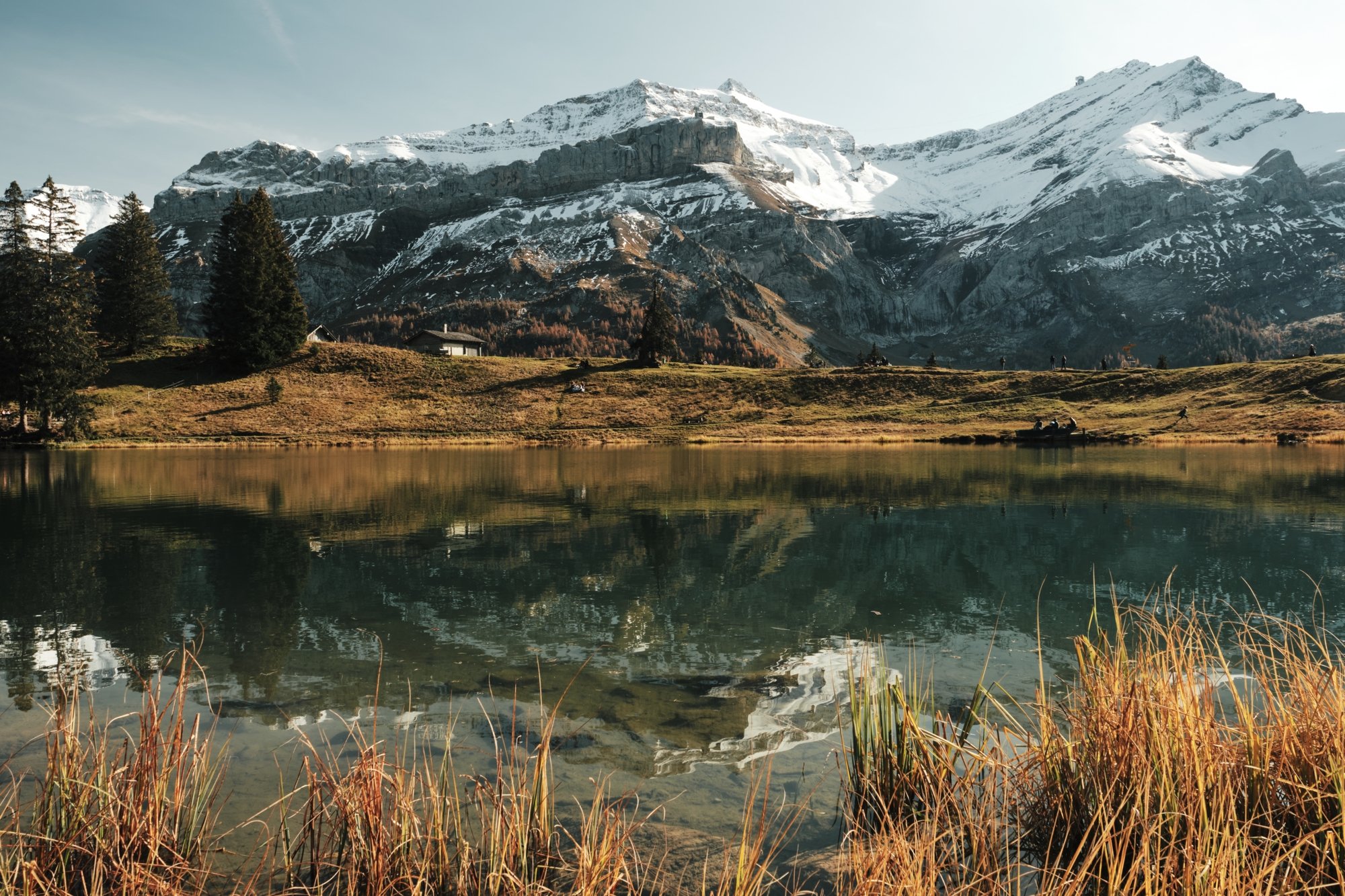 Le sublime reflet du massif des Diablerets sur les rives du lac Retaud 