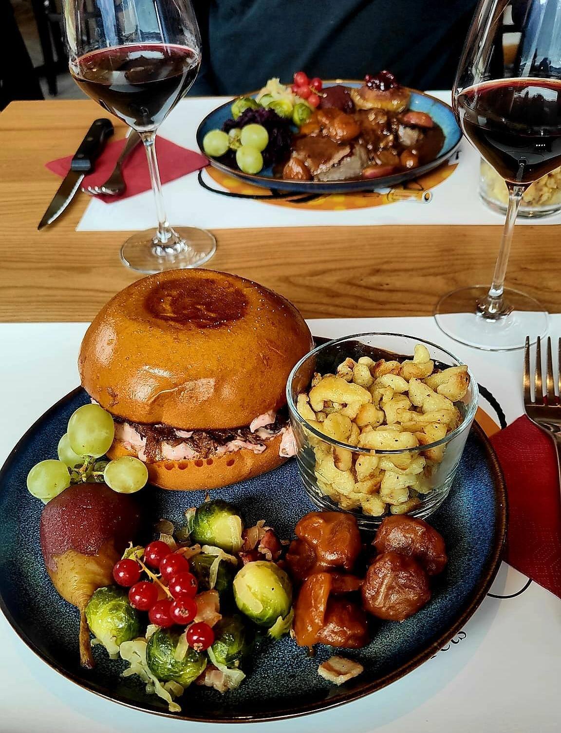 Le burger effiloché de cerf et sa sauce poivre-airelle
