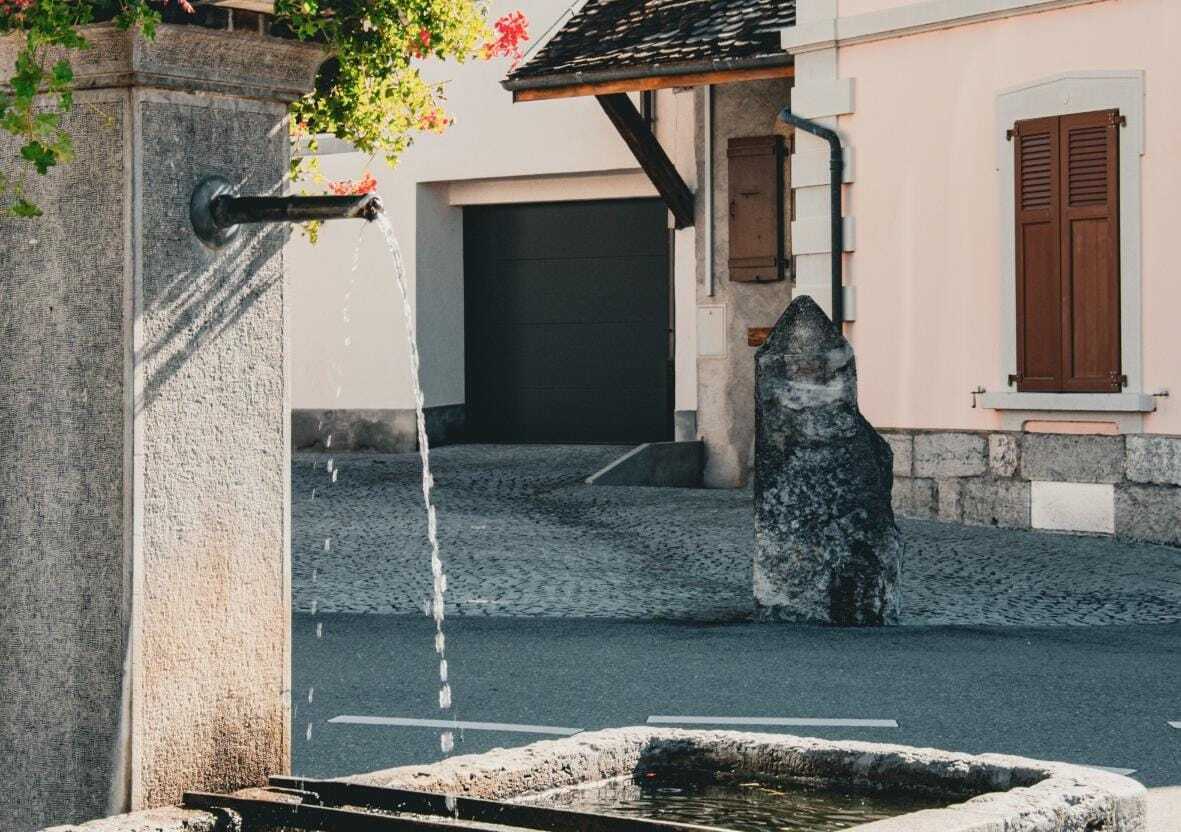 Ein hübscher Brunnen im Zentrum des Dorfes Villy