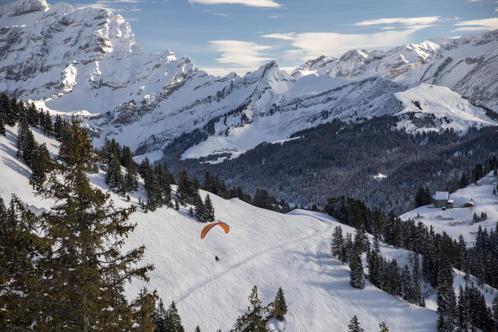 Panoramaflug über die umliegenden Gipfel